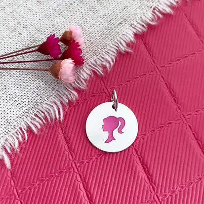 PINGENTE MEDALHA BARBIE ROSA